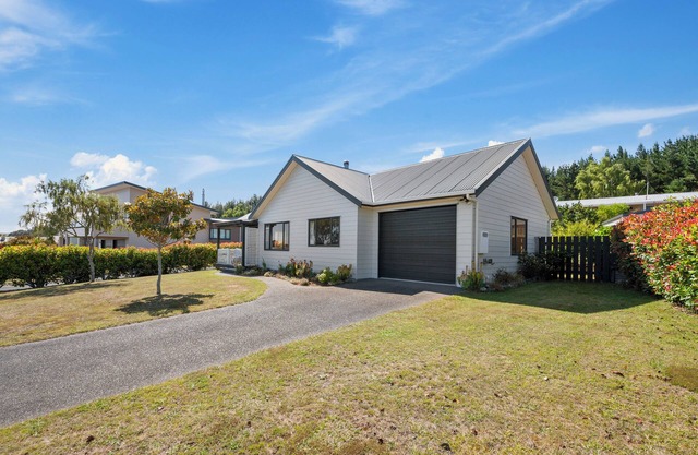 Te Kaha a cosy retreat. 5 min walk to the lake and marina.