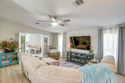 Tee Off and Soak Up Sun! Airy Englewood Gem with Yard