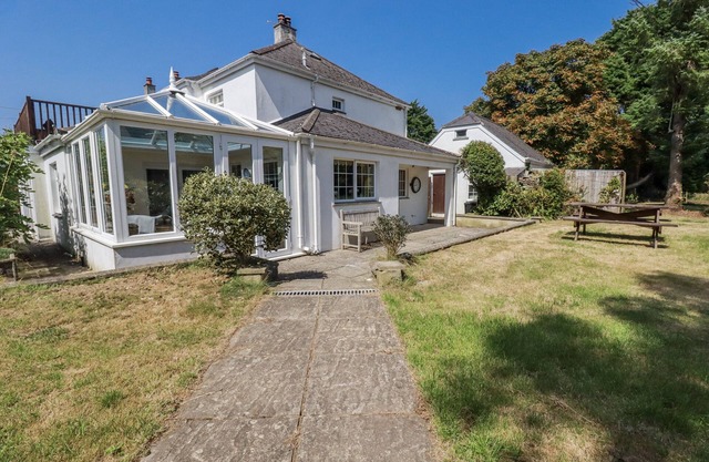 TEMPLE HOUSE, pet friendly, character holiday cottage in Goonhavern