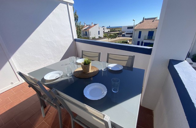 TER 22C - Renovated, aircon, seaview and with pool