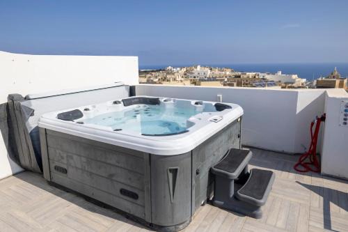 Terraced Penthouse with Views and Jacuzzi