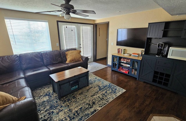 Terrific 3-bedroom, 2 Bath House Lower Unit, Hot Tub, King Private Suite, Yard