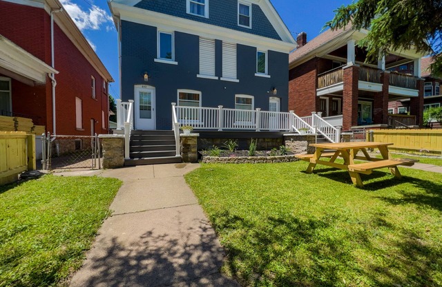 Texas Hold-em Duplex- 3BR Free Parking