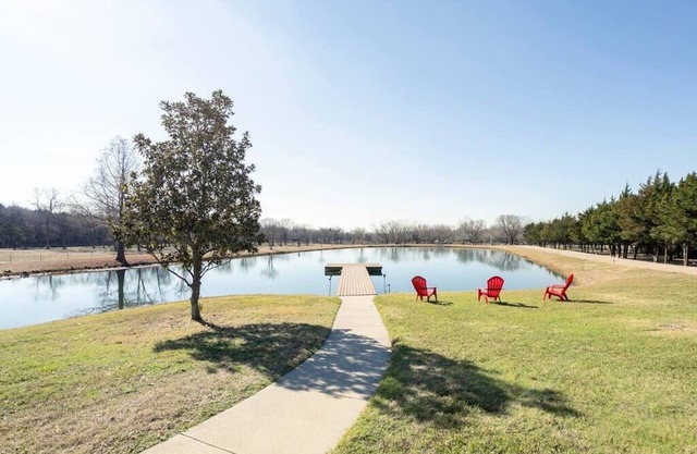 Texas Ranch House with 5 bedrooms & Fish Pond