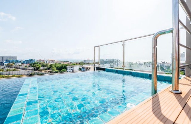 Thai Luxury Modern Style 1 BR Pattaya Beach