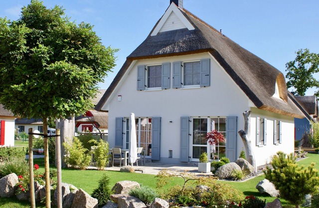 Thatched cottage for 8 people with an outdoor pool, near the beach & forest, sauna