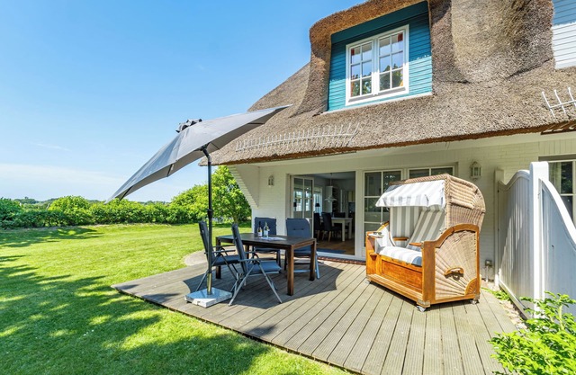 Thatched vacation home in Keitum, with garden for up to 4 people.
