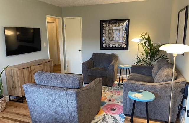 The 3 Oaks @ 1133 17th SE Salem by Salemstays.com