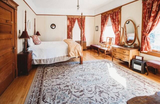 The Amati Suite · 1 BR Suite in Historic Mansion!