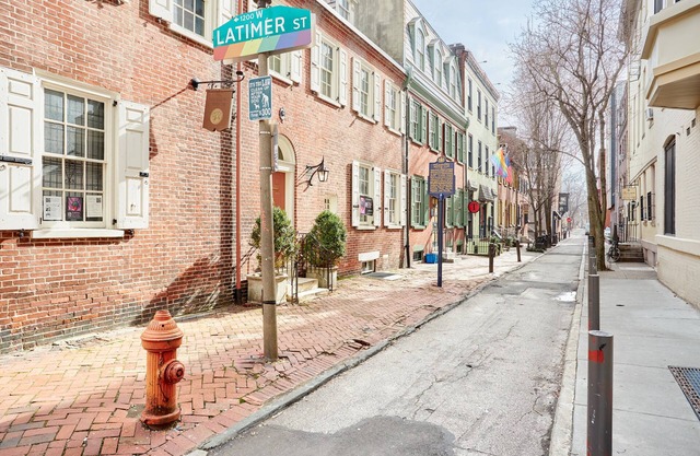 The Arco powered by Sonder | Queen Room