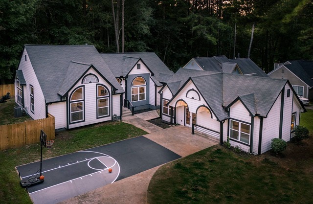 The ATL Abode: Pool, MiniGolf, Fire Pit, Game Room