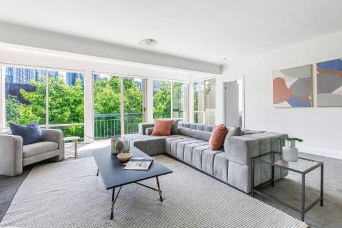 The Avenue - City Escape near Arts and Botanic Gardens