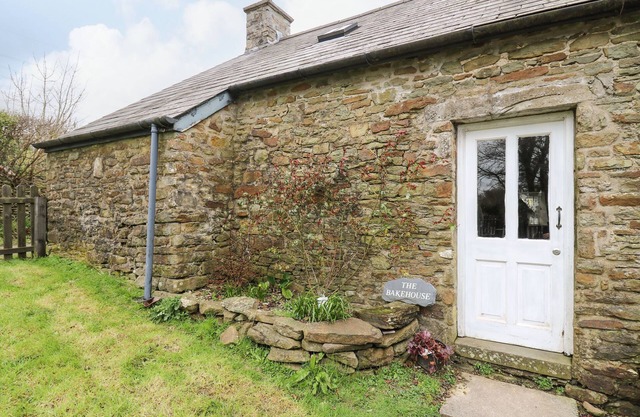 THE BAKE HOUSE, romantic, character holiday cottage in Bettws