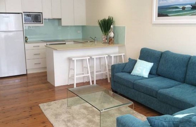 THE BEACH HOUSEn200m level walk to beach-availability Easter