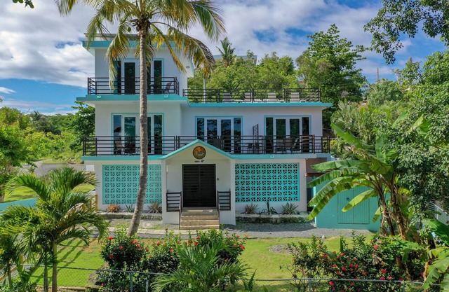 ★ The Beach Pad - Sleeps 20 - Puntas - Steps to Sandy Beach ★