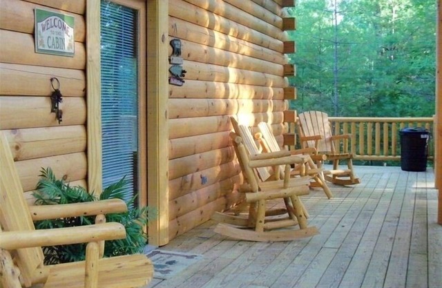 'The Bear's Den' , Secluded, Upscale Cabin, 3 BR, 2 BA