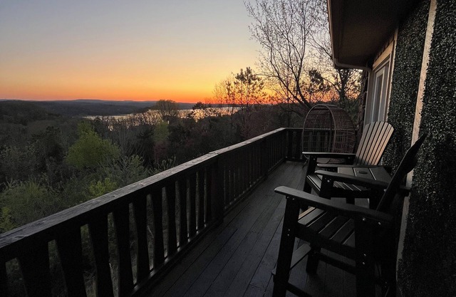 The Beaver Lake Escape - 5 mins to DT Rogers King Beds - Fireplace - Lake Views