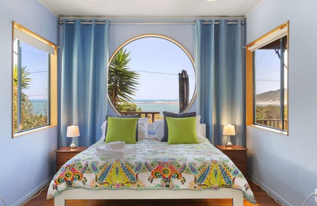 The Big Round Window - Raglan Holiday Home