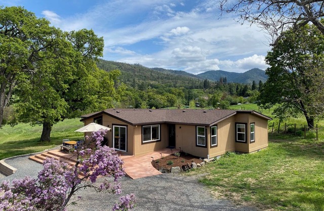 The Bird House.Completely updated 4-bedroom country home in Talent. Pet-friendly