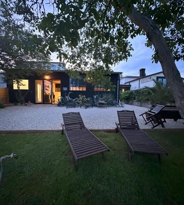 The BLACK HOUSE - Modern holiday home with garden,1500m from beach