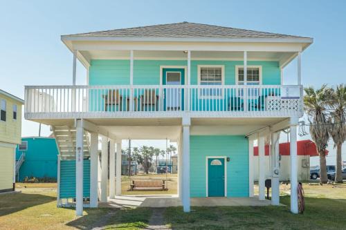 The Blue Haven - Cute Beach Bungalow With Easy Access to Sand and Gulf Waters!