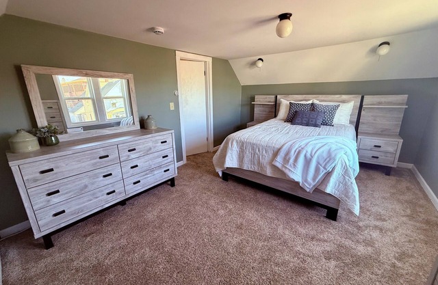 The Blue Jay - Cozy 1-bedroom house in Virginia with WiFi, sleeps 4