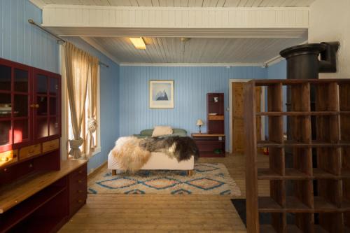 The blue room at Vevstogo - cosy with a mesmerizing view, sauna and eco living in an old school house