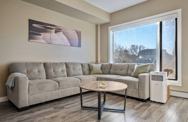 The Brightside - Spacious and Clean - Steps to DT!