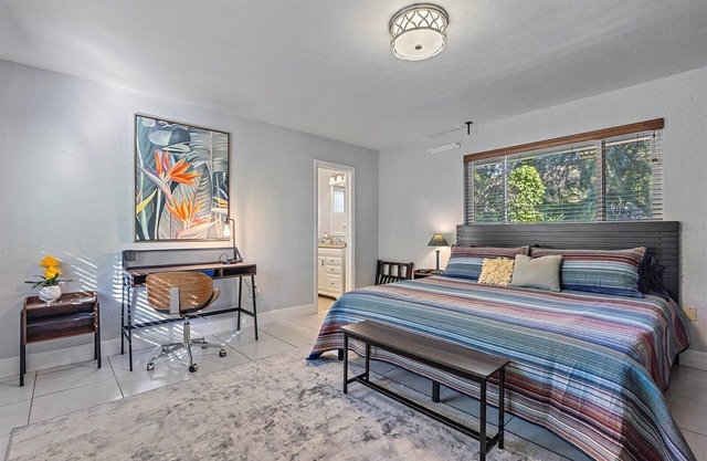 The Bromeliads - Cozy Cottage close to everything w/grill on patio