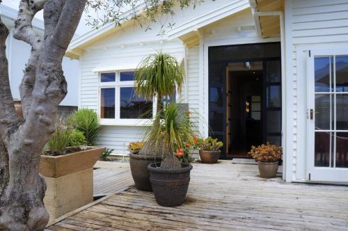 The Buller Bungalow - fall in love with this home