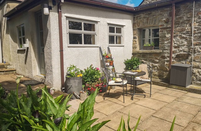 THE BYRE, character holiday cottage, with open fire in Dulas