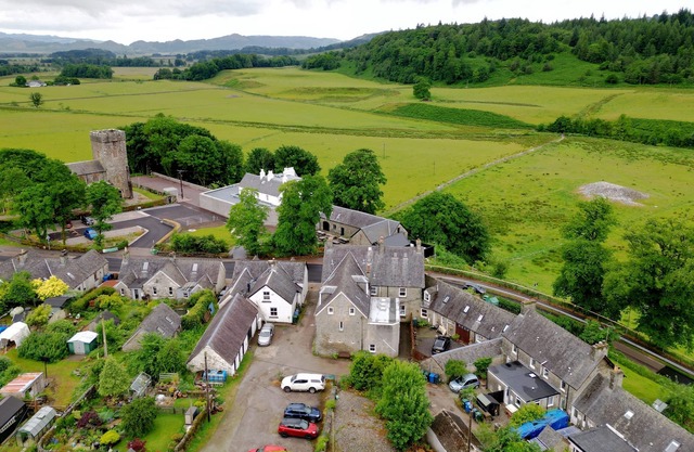 THE CAIRN, 4 bedroom luxury apartment, picturesque & historic location