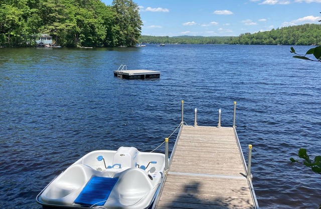 "THE CALLING LOON". A sunny 5 bedroom, 2 bath house on Crystal Lake! Sleeps 9.