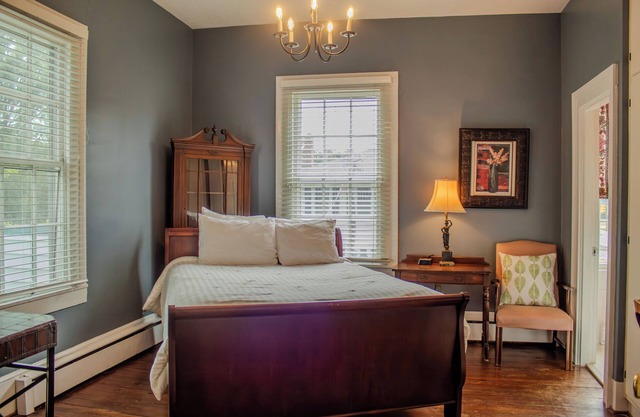 The Camelia Room - Private Room w/Ensuite Bath in Historic Downtown Home