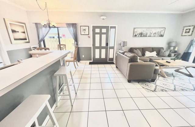 The Captain’s Quarters - WALK TO BEACH!