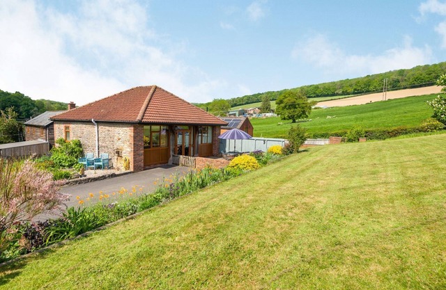 THE CARTHOUSE, pet friendly, with a garden in Woolhope