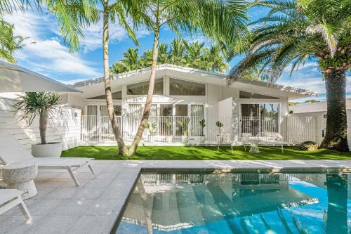 The Chalet - designer 3 BR retreat with pool