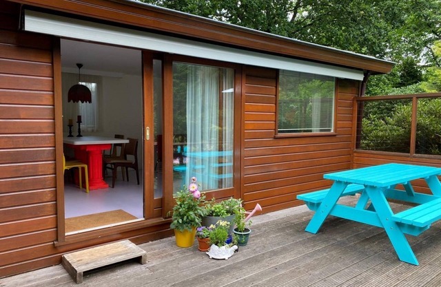 The chalet is an artfully decorated and privately situated chalet located the edge of the Veluwe and a stone's throw from the center of the town of Harderwijk. A perfect combination of "peace and quiet".