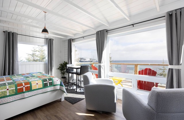 The Cliff Hanger with Hot tub and Ocean views