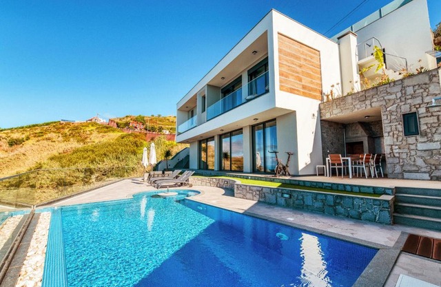 The Cliffhouse by LovelyStay