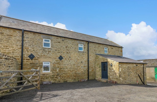 THE COACH HOUSE, pet friendly, with a garden in Corbridge