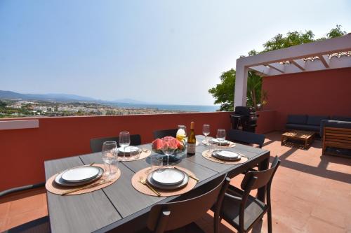 The Coral Breeze - Top Floor Apartment with Spectacular Views