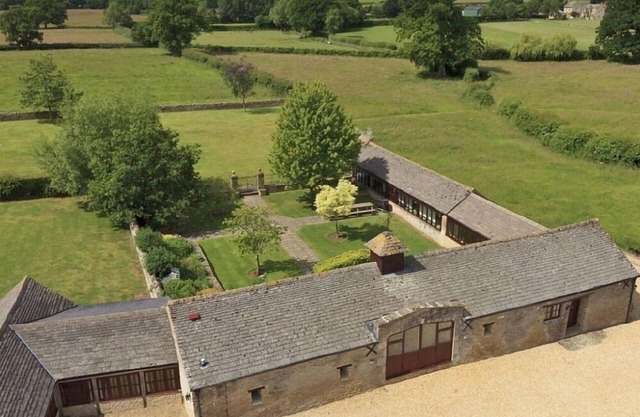 The Cotswold Manor Grange, Exclusive Hot Tub, Games Barn, 70 acres of Parkland