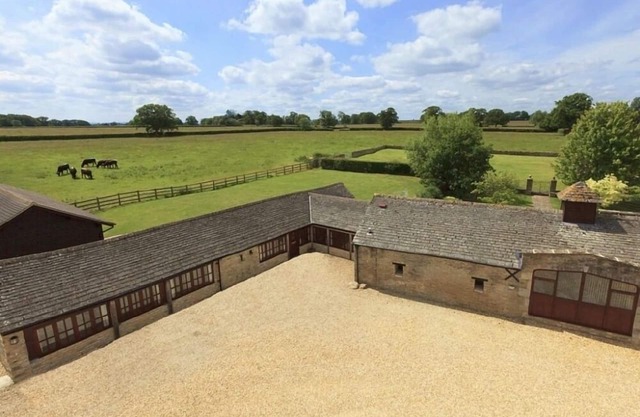 The Cotswold Manor House, Exclusive Hot Tub, Games Barn, 70 acres of Parkland