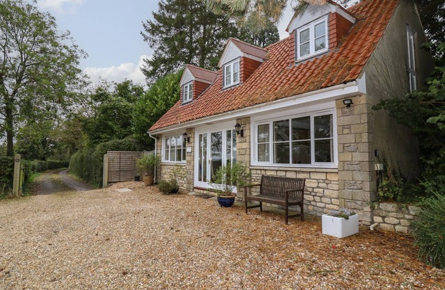 THE COTTAGE AT BARROW MEAD, family friendly, with open fire in Bath