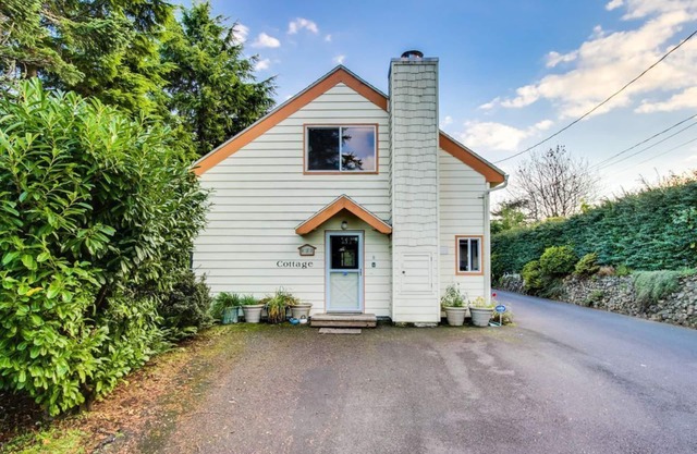 The Cottage - Newport Eclectic Charm