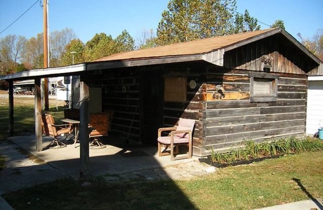 The Cove RUSTIC BUNKHOUSE.30 seconds from Patoka Lake.sleeps 5