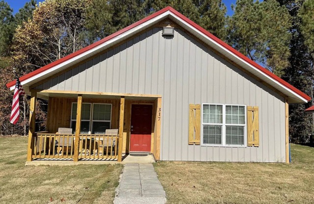 The Crappie-2 bedroom cabin with spacious parking