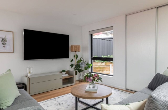 The Crescent, a modern townhouse near LGH & parks. Pet-Friendly!