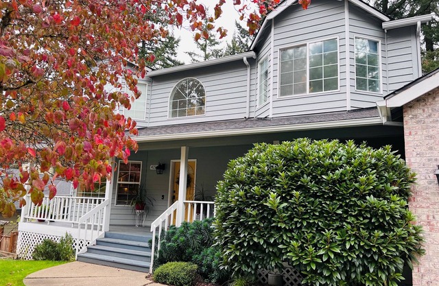 The Crest and Bella Estates- Sleeps up to 21!